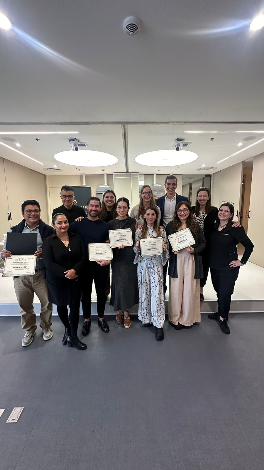 Médicos con diplomas del workshop